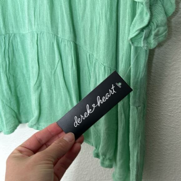 Derek heart Solid Tiered Ruffled-Cuff Top Size Large Green NWT - Picture 3 of 6